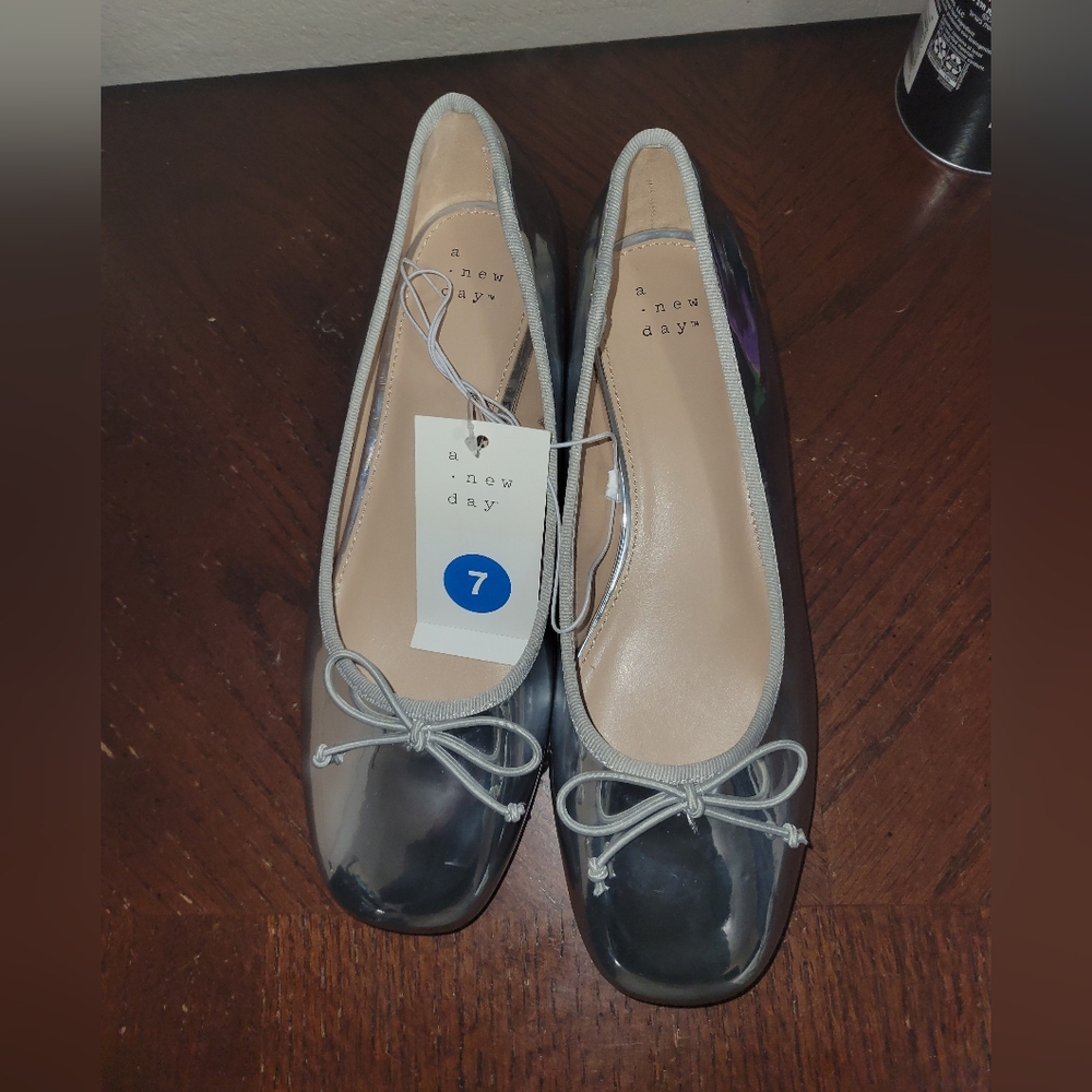 Womans Size 7 Shiny Silver Shoes